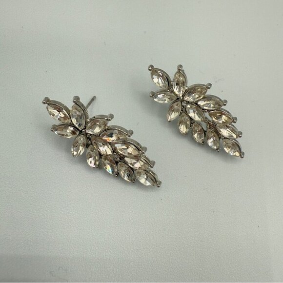 Elegant Silver Floral Necklace and Earring Set - Picture 4 of 10